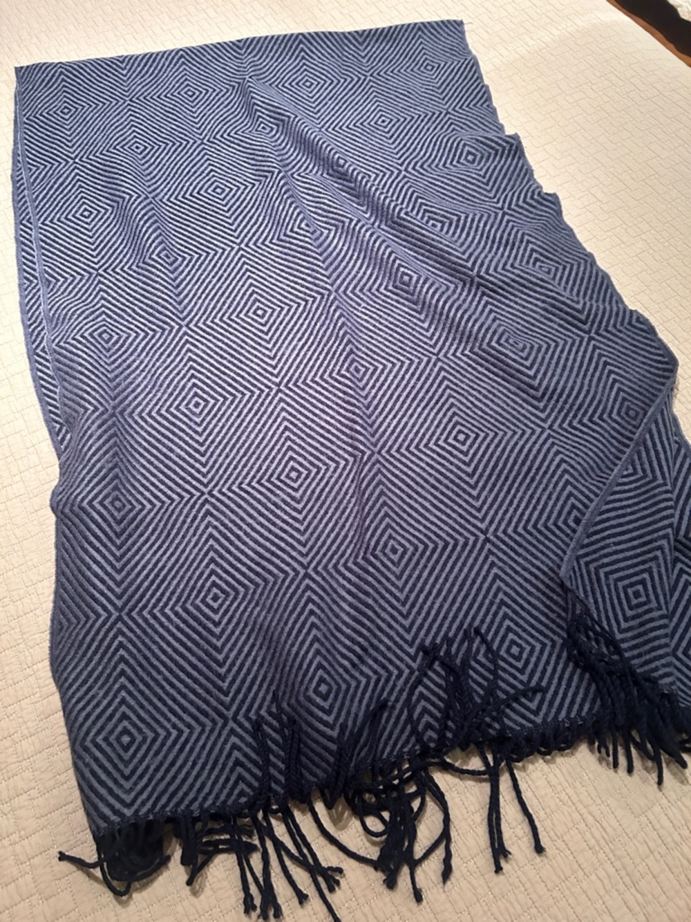 Geometric Pattern Fringe Big Scarf/Throw in Navy and Light Blue